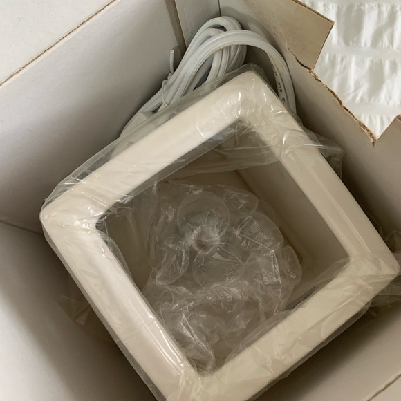 New In Box Scentsy Warmer - Picture 3 of 13